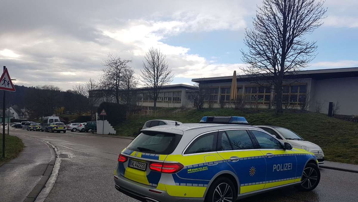 Schule  in Remchingen im Enzkreis: Polizei rückt wegen  Amokalarm aus – Entwarnung nach 1,5 Stunden