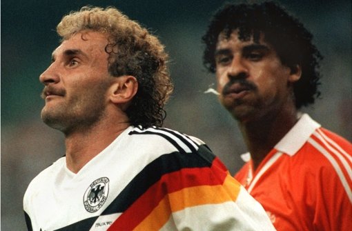 Legendäre Szene beim Achtelfinale der WM 1990 in Italien: Der Niederländer Frank Rijkaard spuckt dem deutschen Nationalspieler Rudi Völler  beherzt in die Locken. Foto: dpa