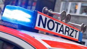 Unfall in Aichwald: Radfahrer schleudert nach Kollision auf Straße und wird von Auto erfasst