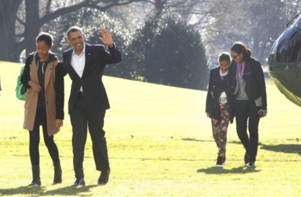 US-Präsident Barack Obama (zweiter von links), Malia (links), die First Lady Michelle Obama (rechts) und Sasha (zweite von rechts) am 6. Januar 2013 auf dem Weg ins Weiße Haus.