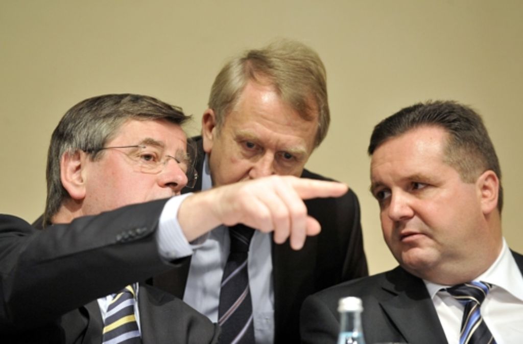 13. Juli 2012: Nur wenige Tage später weitet die Staatsanwaltschaft den Kreis der Personen aus: Ex-Finanzminister Willi Stächele (links) und der ehemalige Staatsminister Helmut Rau (Mitte) geraten in den Fokus der Justiz.
