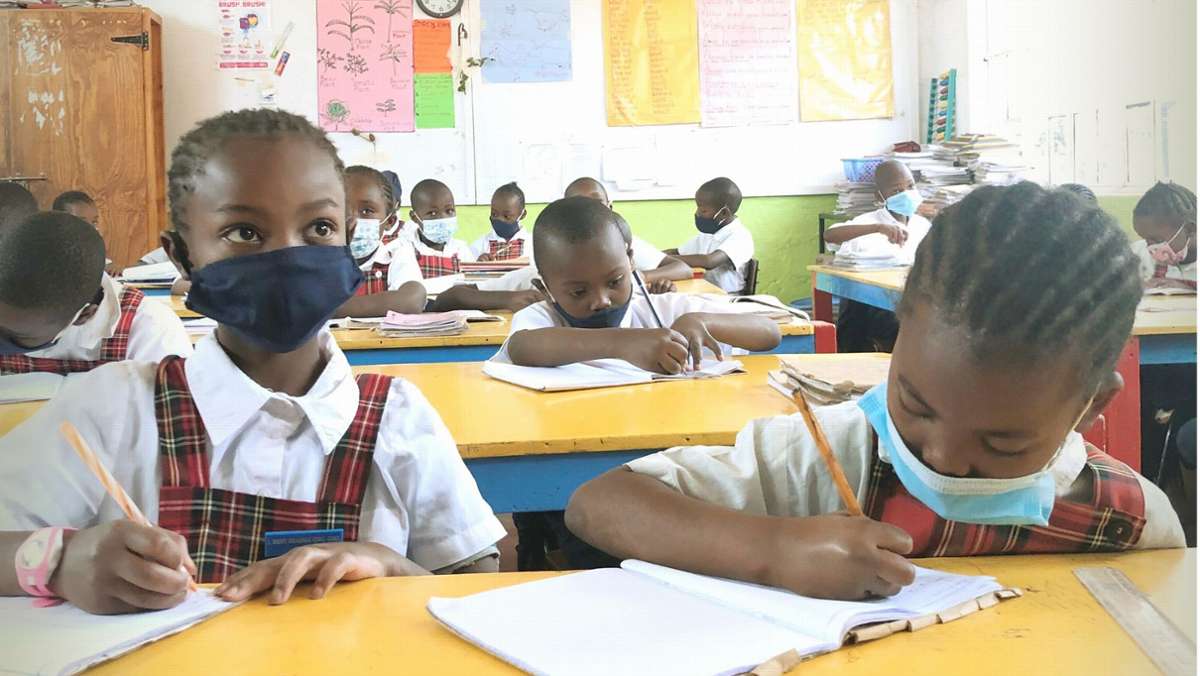 Corona: Schule in Afrika: Warum die Maske nicht vor Armut schützt