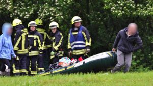 Feuerwehr und DLRG in Urbach  im Einsatz: Personen samt Schlauchboot aus der reißenden Rems gerettet