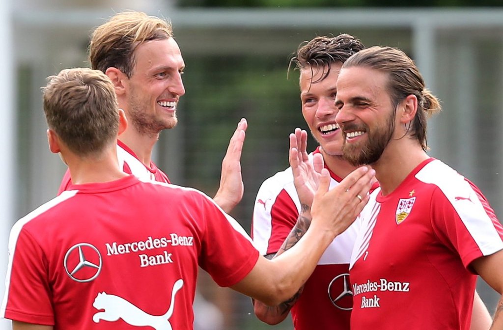 Die Nationalspieler wie Martin Harnik (rechts) sind beim VfB Stuttgart wieder ins Training eingestiegen.