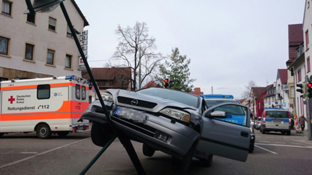 Stuttgart-Wangen: 85-Jährige rammt mit Opel Straßenlaterne