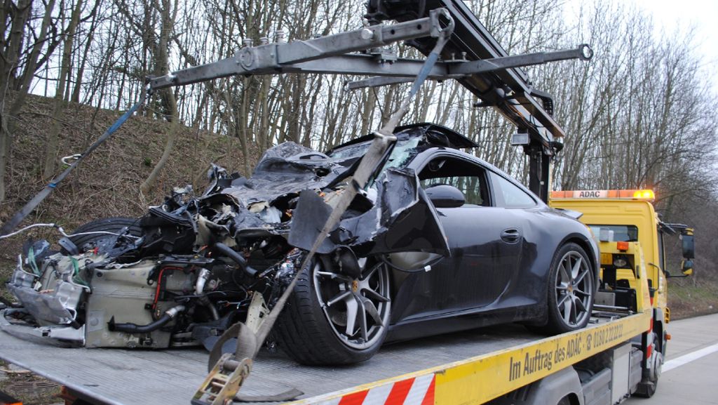 A8/A5 bei Karlsruhe: Porsche fährt ungebremst unter Lkw - Kind stirbt