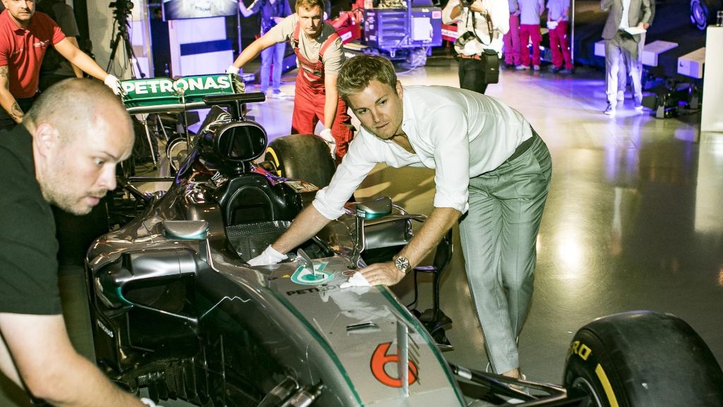 Formel-1-Weltmeister in Stuttgart: Nico Rosberg begleitet seinen Silberpfeil ins Museum