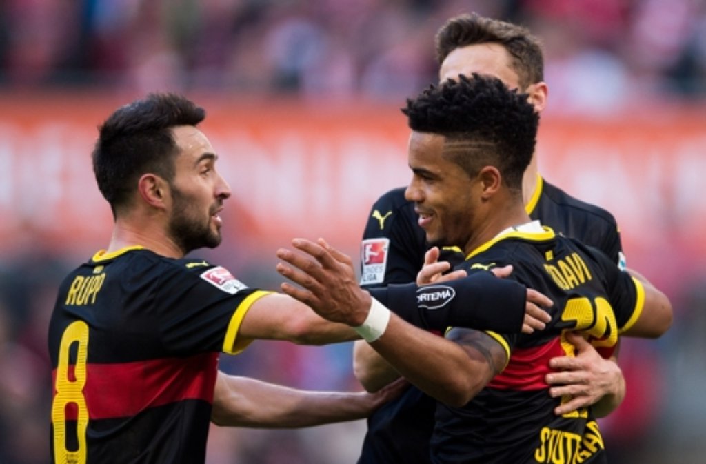 Die VfB-Spieler freuen sich über den Ausgleichstreffer von Daniel Didavi.