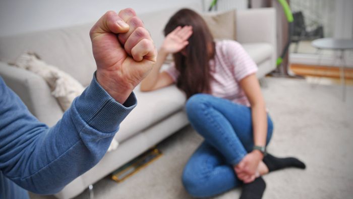 32-Jähriger würgt Ex-Partnerin und attackiert Polizisten