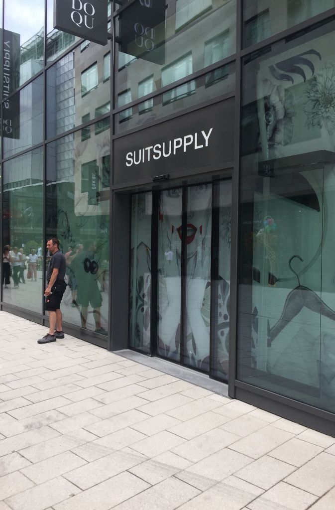 Viele Schaufenster wie der Herrenausstatter Suitsupply sind auch am Dienstag noch zugeklebt, da einzelne Läden erst im Laufe der kommenden Wochen öffnen.
