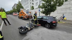 Motorradunfall in Stuttgart-Nord: Biker kracht in Auto und verletzt sich schwer