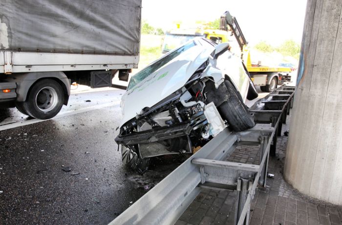 Säugling bleibt unverletzt: Laster schiebt Auto auf  die Leitplanke