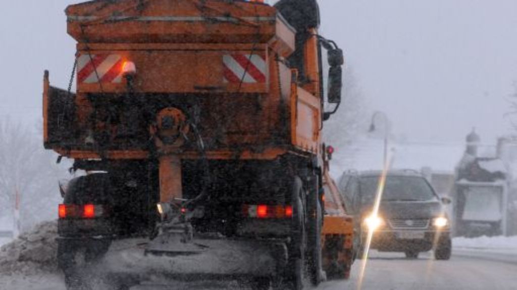 Schwalzwald und Schwäbische Alb: Schnee macht Autofahrern zu schaffen