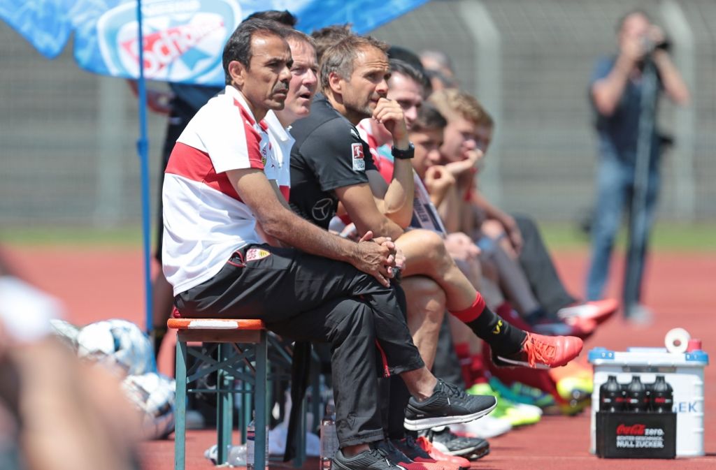 Ganz genau beobachtet VfB-Trainer Jos Luhukay (links) sein Team.