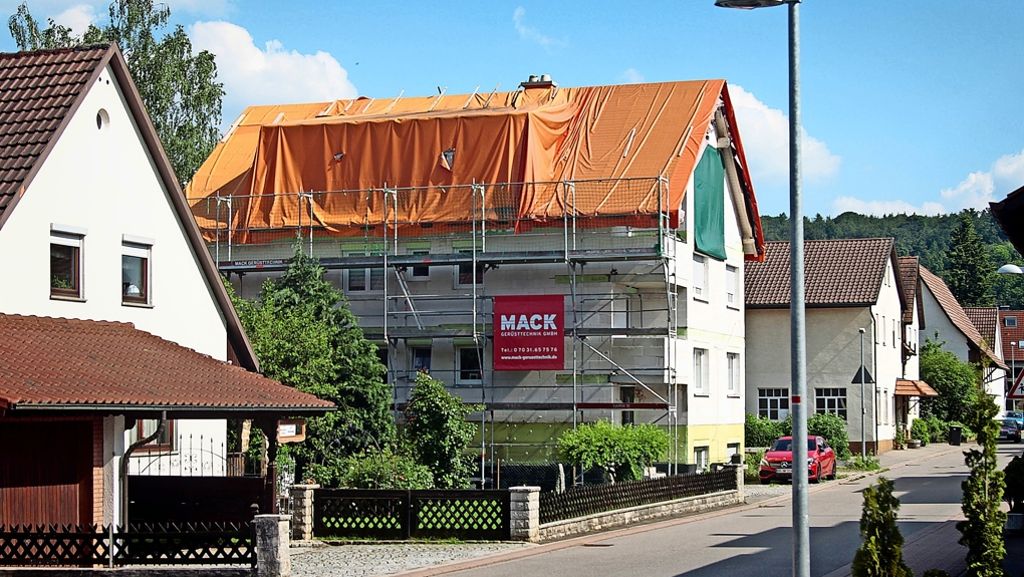 Gärtringen: Gebäudestreit: Zu hoch: Hausbesitzer baut    Dach selbst zurück