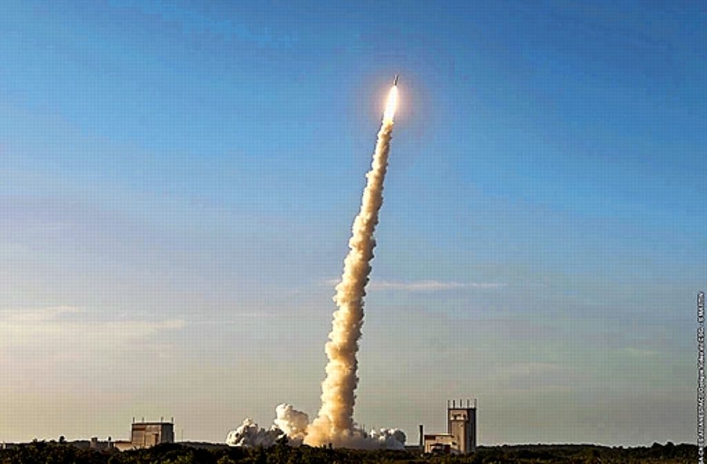 Eine Ariane 5 startet aus dem Dschungel des europäischen Weltraumbahnhofs Kourou. Sie ist bisher 66 Mal gestartet und nur zwei Mal abgestürzt – das letzte Mal vor zehn Jahren. Nun debattiert die Esa darüber, wie die Schwerlastrakete weiterentwickelt werden soll.