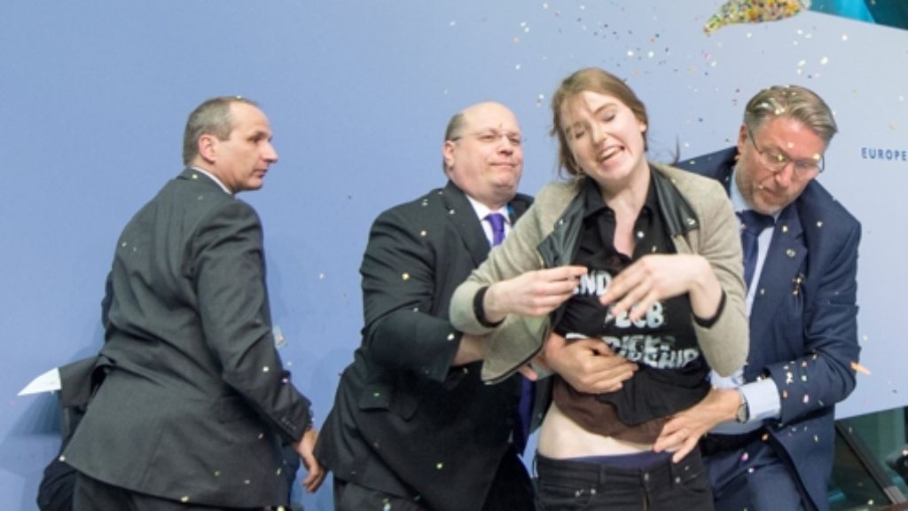 Aktivistin bei EZB-Pressekonferenz: Draghi nimmt Femen-Protest gelassen