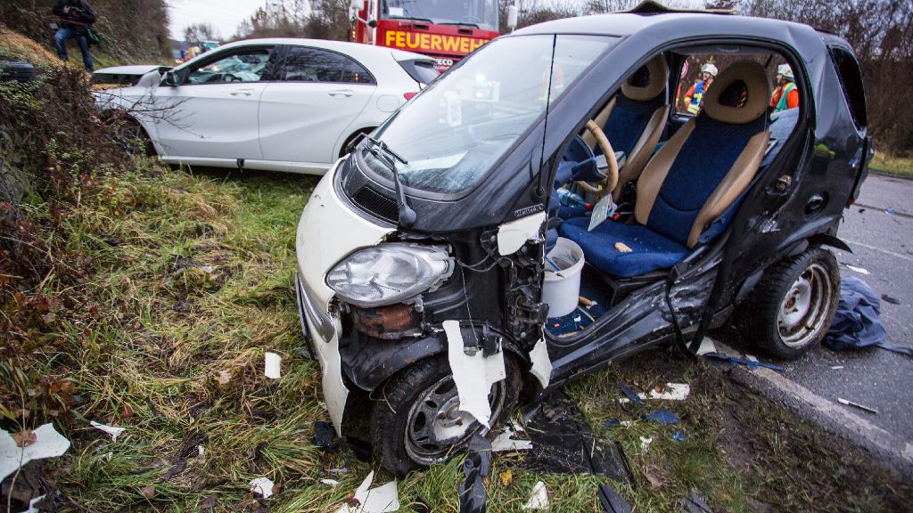 Remseck am Neckar: Nach Unfall in Smart eingeklemmt