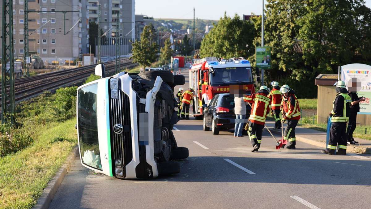 Unfall in Oberboihingen: Auto kippt bei Zusammenstoß um – zwei Verletzte