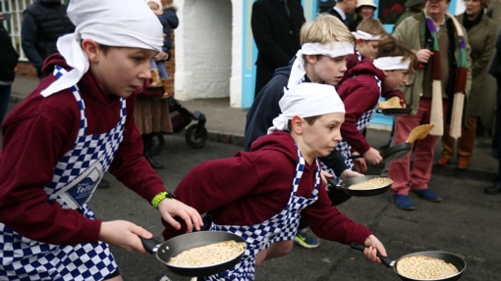 Eierpfannkuchenrennen in Olney: Mit der Pfanne einmal quer durch die Stadt