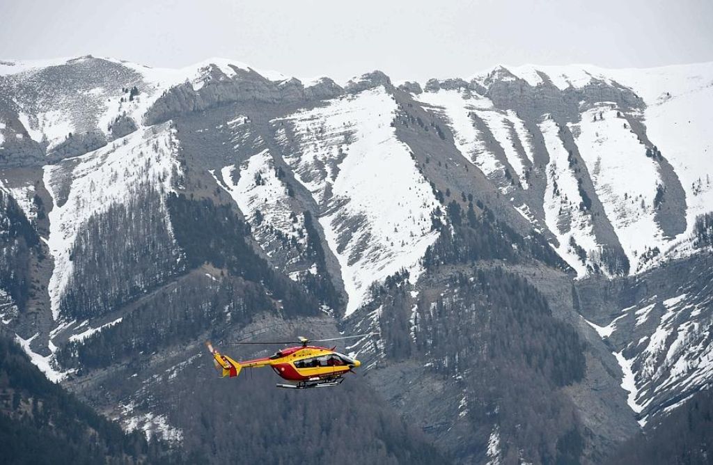Ein Hubschrauber des französischen Zivilschutzes fliegt zur Absturzstelle des Germanwings-Flugzeugs. Weitere Bilder zeigen wir in der folgenden Fotostrecke.