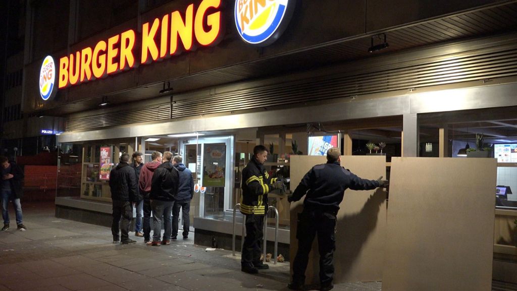 Theodor-Heuss-Straße in Stuttgart: Jugendliche treten erneut Scheibe von Burger King ein