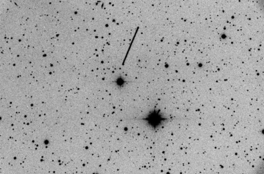 Oft sind es Amateurastronomen, die Asteroiden entdecken. Die Europäische Raumfahrtagentur (Esa) griff am 15. Februar auf ein Bild des Australiers Dave Herald zurück, der den 50-Meter-Asteroiden 2012 DA14 beim Anflug auf die Erde fotografierte. Der Asteroid erscheint in dieser dreiminütigen Belichtung als Strich, da er sich viel schneller durch das Bild bewegt als die Sterne und Planeten. 2012 DA14 passierte die Erde knapp in 28.000 Kilometer Entfernung.