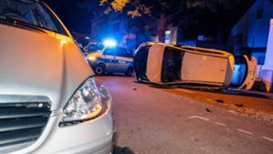 Mazda überschlägt sich – Fahrerin verletzt, Polizei sucht Zeugen