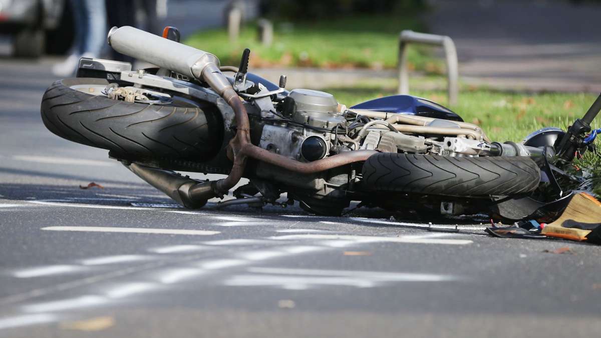 Schwerer Unfall in Nürtingen: Motorradfahrer wird zwischen zwei Autos eingeklemmt