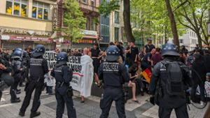 Stuttgart: Einsatzkräfte angegriffen - Polizei stoppt 1. Mai-Demo