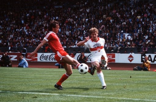 Guido Buchwald (rechts) lieferte sich 1983/84 zahlreiche Duelle mit dem HSV. Foto: Baumann