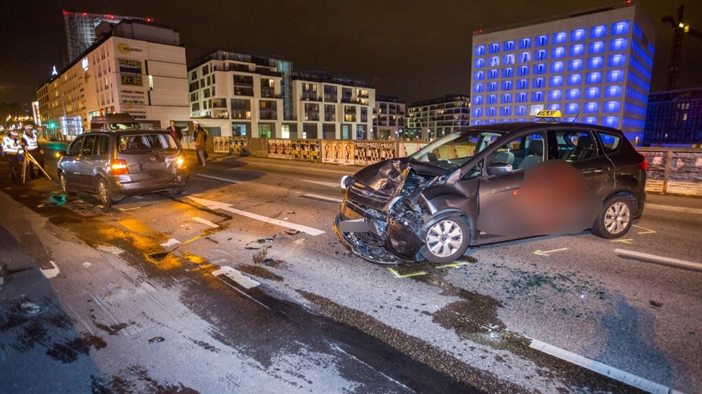 Stuttgart-Nord: Schwerer Unfall fordert vier Verletzte