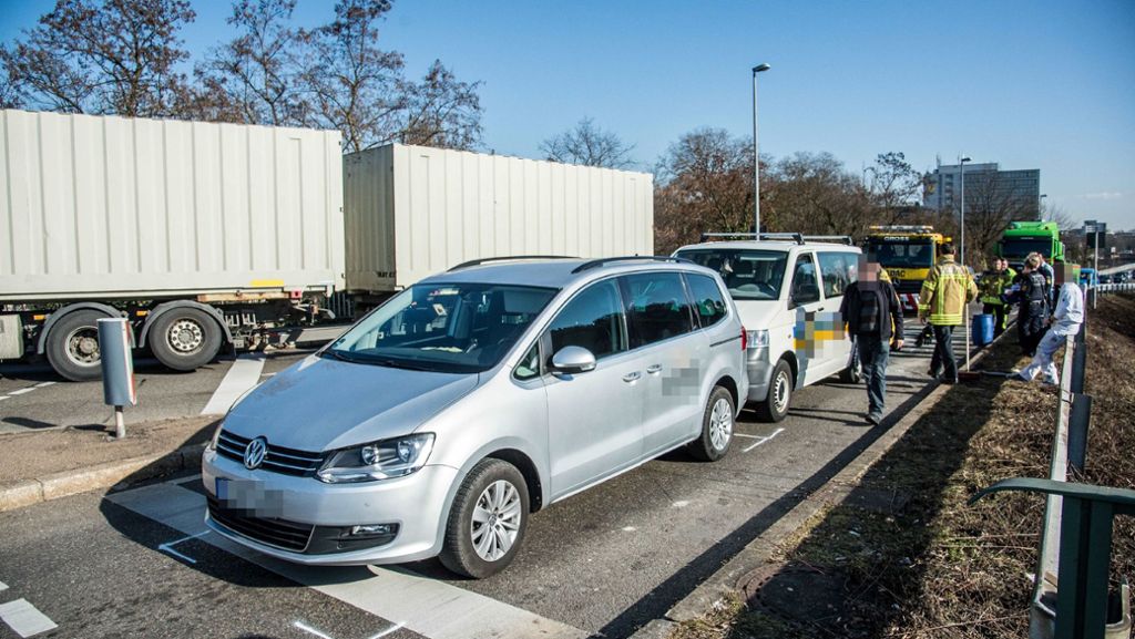 Esslingen: 81-jähriger Autofahrer fährt in mehrere Autos