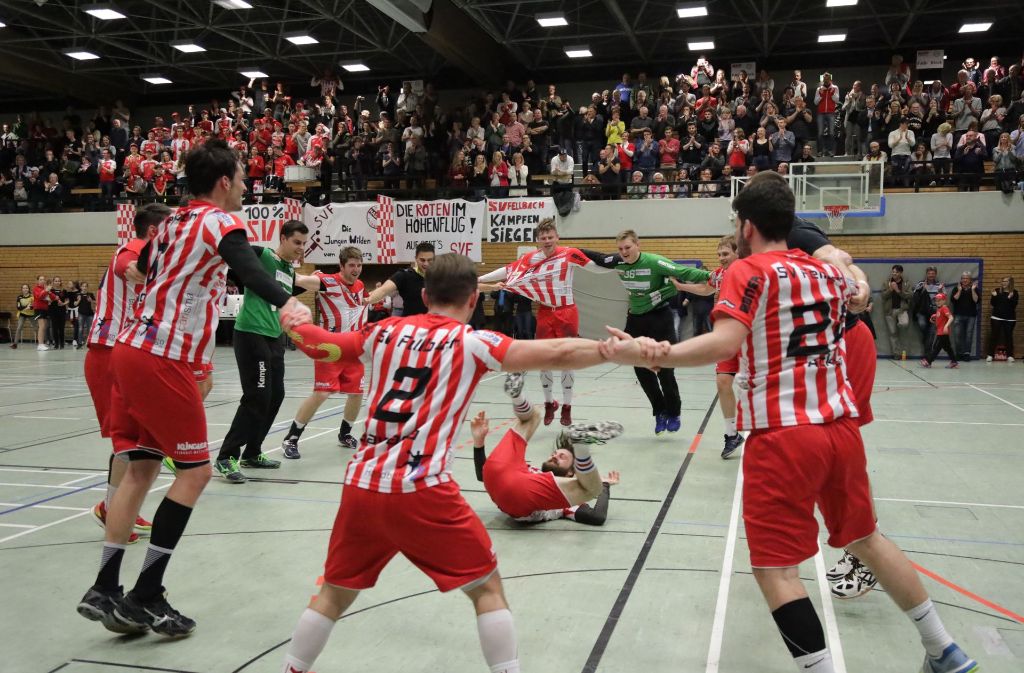 Die Handballer des SV Fellbach freuen sich über den Aufstieg.