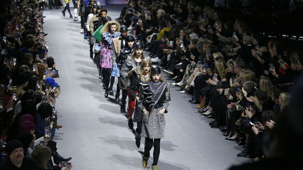Fashion Week  in Frankreich: Ausgefallene Looks beim  Schaulaufen in Paris