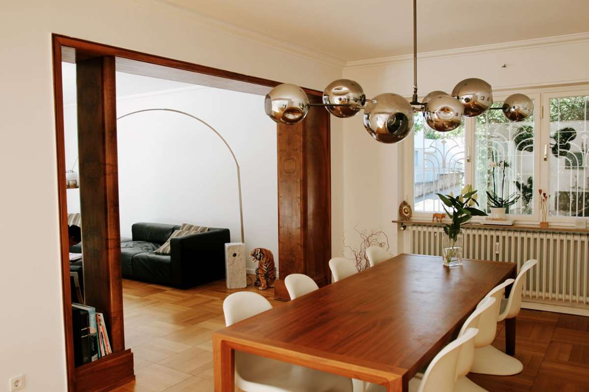 Der Übergang vom Ess- zum Wohnzimmer aus Rosenholz ist original aus dem Jahr 1937. 