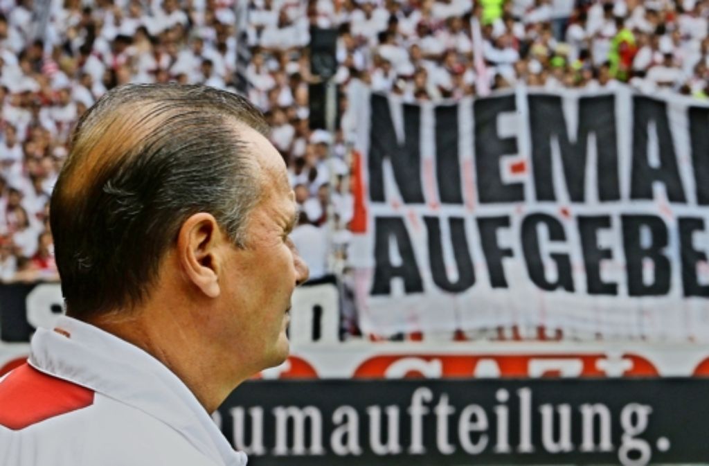 VfB-Trainer Huub Stevens hat das kämpferische VfB-Motto dieser Wochen immer vor Augen.