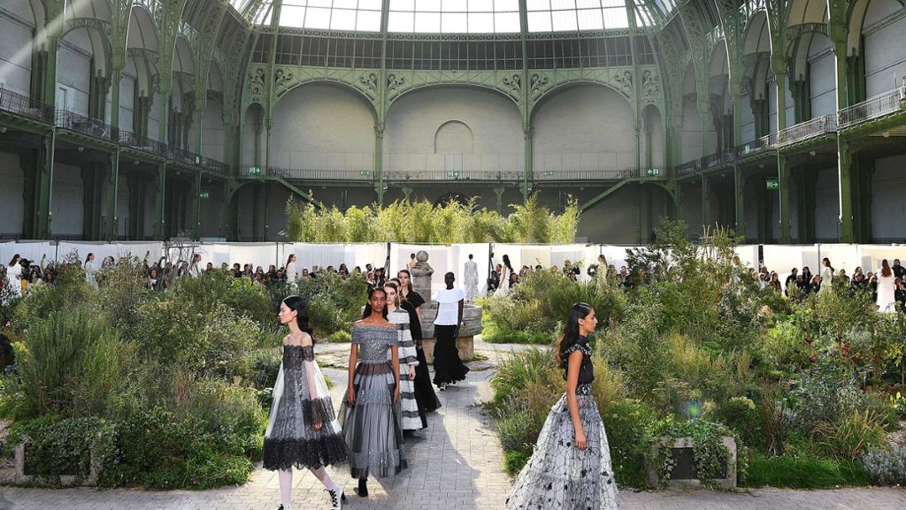 Paris Fashionweek: Ein Laufsteg für Reiche, Schöne und Freaks