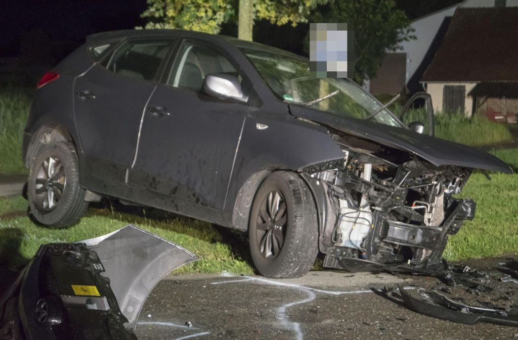 Der aus Beilstein stammende, ebenfalls 42 Jahre alte Hyundai-Fahrer wurde mit leichteren Verletzungen ins Krankenhaus gebracht.