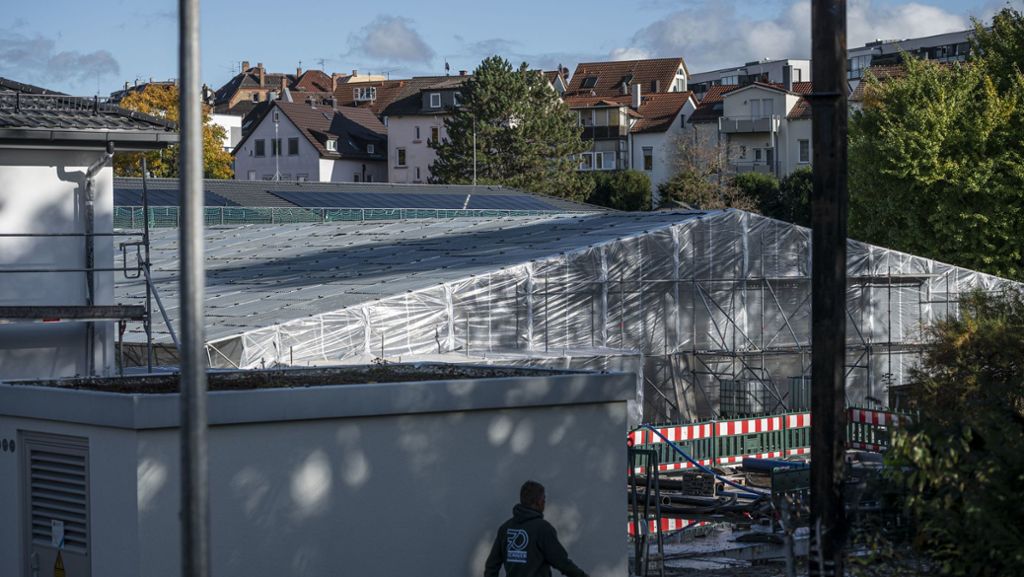 Sanierung des Mineralbad Berg in Stuttgart: Unterm Zelt wird am Außenbecken gearbeitet