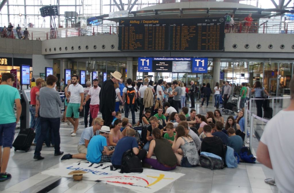 Die jüngeren Passagiere nutzen die Situation für ein Sit-In.