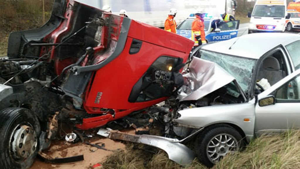 Schwerer Unfall bei Backnang: 28-jähriger Fahrer kracht in Zwölf-Tonner
