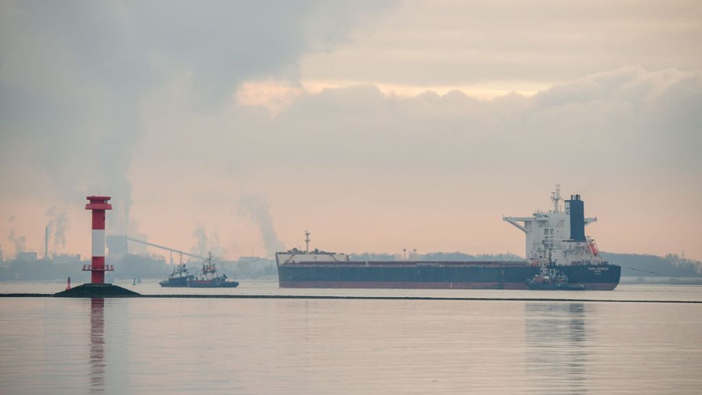 Hamburg: Havarierter Frachter behindert Schiffsverkehr