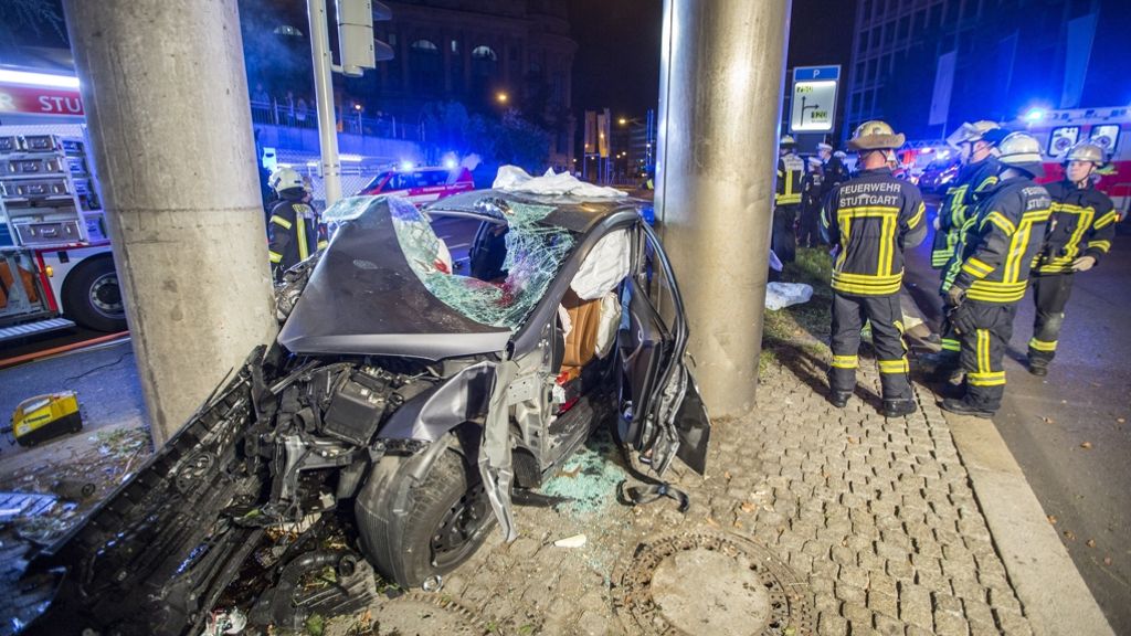 Unfall am Planietunnel in Stuttgart-Mitte: Auto kracht gegen Betonsäule – vier Personen schwer verletzt