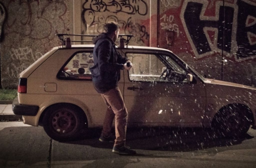 Thomas (Edin Hasanovic) zerschlägt nach einem Streit voller Wut die Scheiben seines Autos.