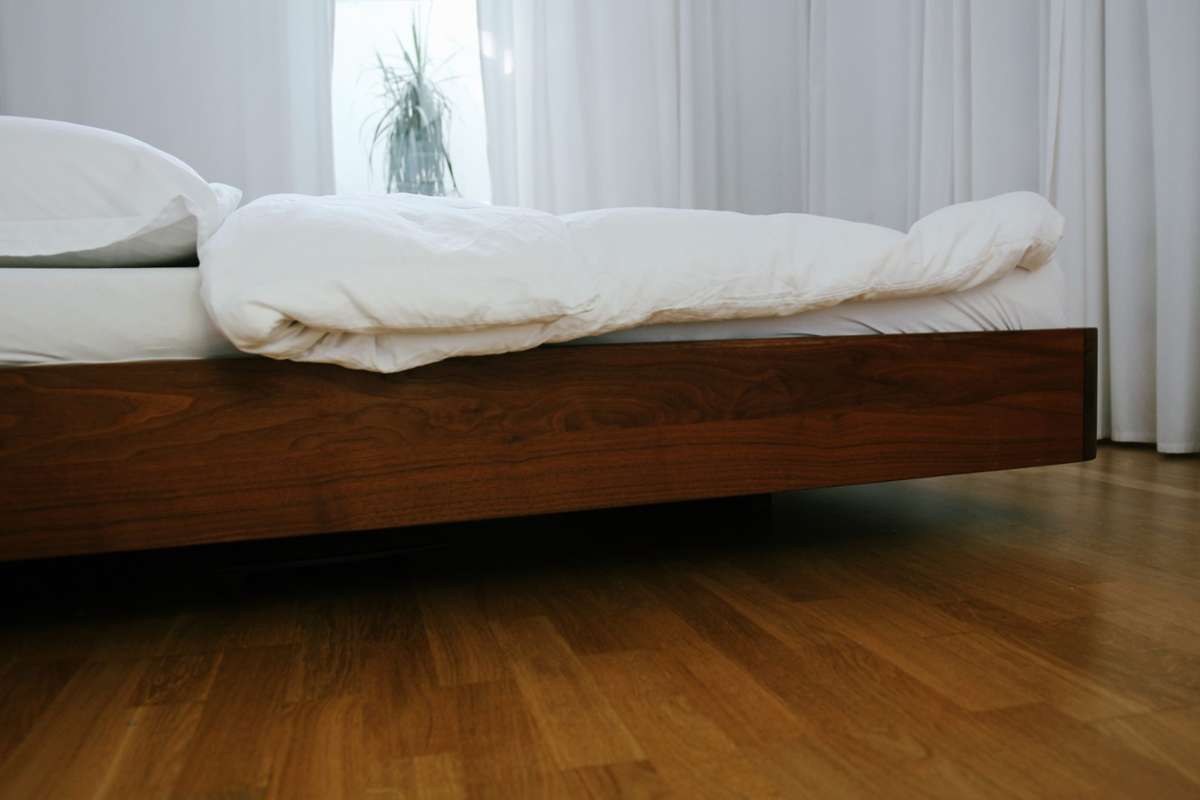 Hier noch eine Detailansicht des schwebenden Betts. Das besondere Möbelstück hat Max selbst entworfen.