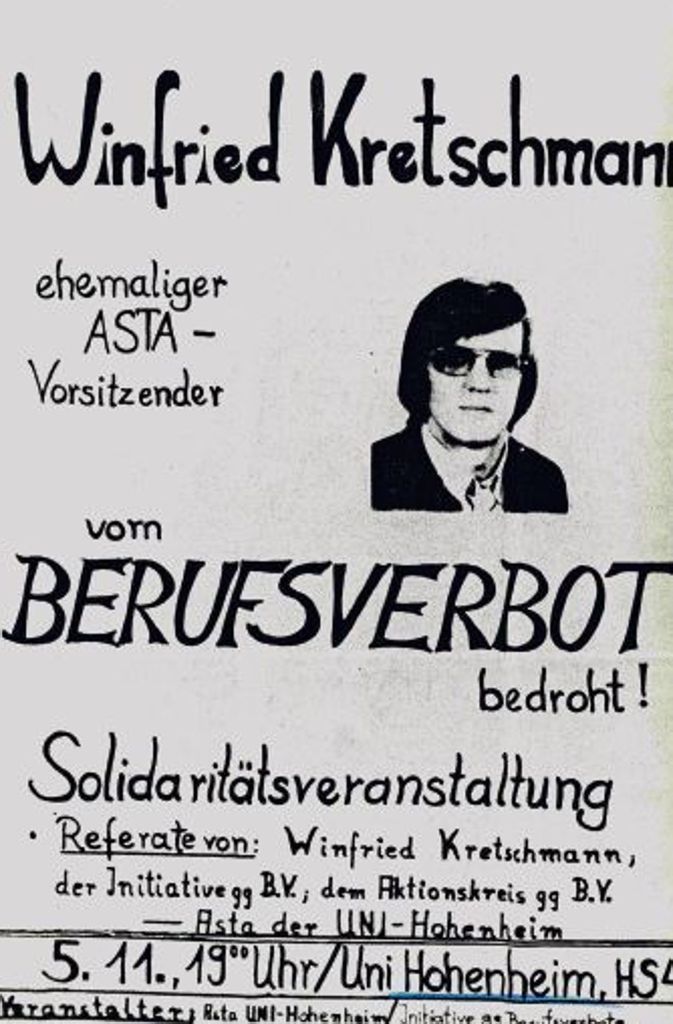 An der Uni Hohenheim hatte sich Winfried Kretschmann in kommunistischen Zirkeln engagiert. Deshalb drohte ihm nach dem Examen 1975 aufgrund des Radikalenerlasses die Aufnahme in den staatlichen Schuldienst verwehrt zu werden.
