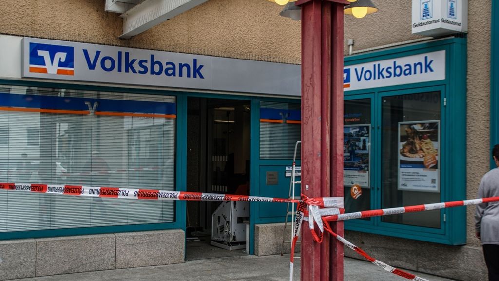 Blaulicht aus Stuttgart: Unbekannte sprengen Geldautomaten