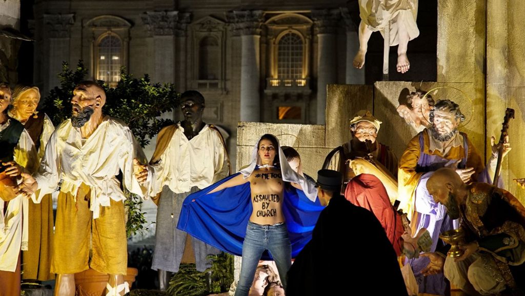 Protest im Vatikan: Barbusige Femen-Aktivistin in Weihnachtskrippe