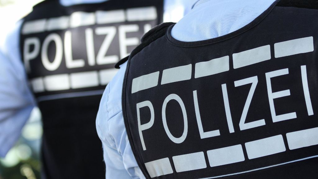 Unfall in Esslingen: Betrunkener Fahrer rast gegen Steinmauer